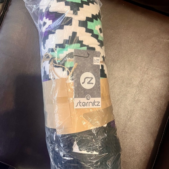 Geometric Patterned Blanket - Picture 2 of 3